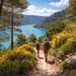 découvrez les sentiers secrets autour du lac de sainte-croix lors d'une randonnée inoubliable. plongez au cœur de paysages naturels exceptionnels et vivez une aventure unique en provence.