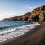 découvrez ajuy à fuerteventura, un village charmant entre plages de sable noir uniques et falaises majestueuses offrant des paysages naturels à couper le souffle.