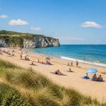 découvrez les plus belles plages de normandie à visiter cet été pour des moments inoubliables entre sable fin, paysages pittoresques et activités en plein air.
