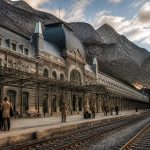 découvrez pourquoi la gare de canfranc en espagne est une destination incontournable, alliant histoire fascinante, architecture remarquable et paysages spectaculaires.