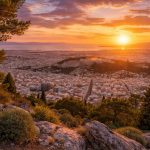 découvrez la magie du mont lycabette à athènes et profitez d'un panorama exceptionnel pour un moment inoubliable au cœur de la ville.