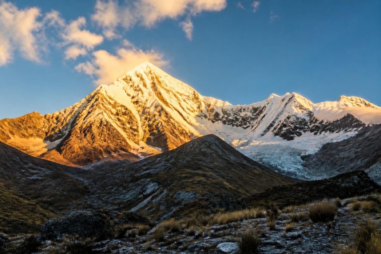 explorez la majesté naturelle du huayna potosi et laissez-vous séduire par ses paysages sauvages et préservés, une aventure incontournable pour les amoureux de la montagne.