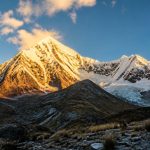 explorez la majesté naturelle du huayna potosi et laissez-vous séduire par ses paysages sauvages et préservés, une aventure incontournable pour les amoureux de la montagne.