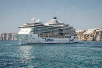 Navire de croisière Costa naviguant en mer Méditerranée avec vue sur les côtes grecques