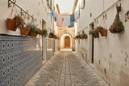 Ruelle étroite et déserte de la médina tunisienne avec murs blanchis à la chaux et carreaux en céramique peints à la main