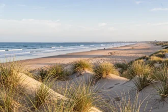 Plage de sable et dunes d'Oye-Plage au petit matin